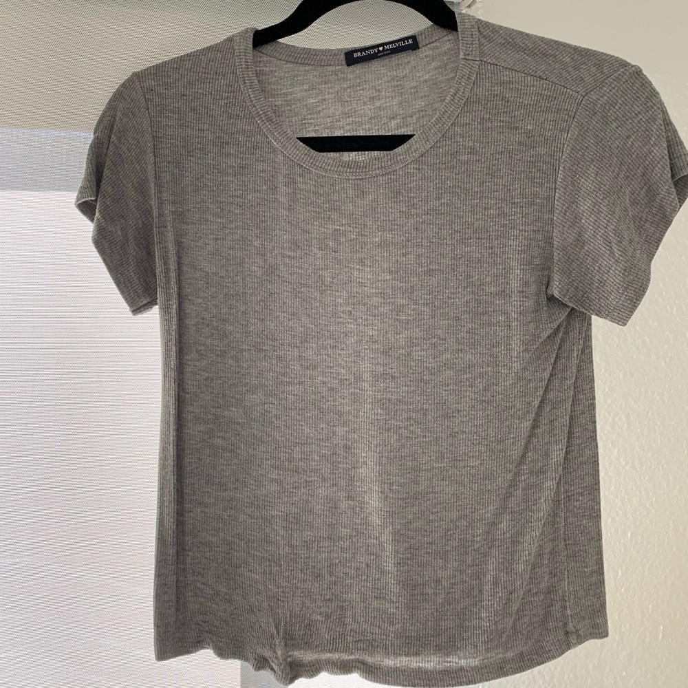 BRANDY MELVILLE TEE ✨